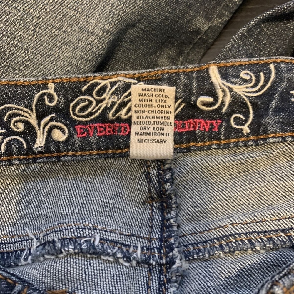 Flirty Everyday Skinny Refuge Distressed Washed Jeans Pant Womans Regular 0 Slim - Picture 11 of 12